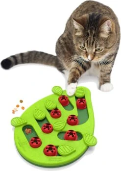 Nina Ottosson Puzzle & Play Buggin Out Groen 35x26x4 Cm -Kattenbenodigdheden 850x1200 2