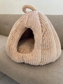 By Tiekeman Kattenmand Pompoen - Beige - Luxe Kattenmand - Kattenkussen - Anti Slip - 40x40x38 Cm 9 By Tiekeman Kattenmand Pompoen - Beige - Luxe Kattenmand - Kattenkussen - Anti Slip - 40x40x38 Cm -Kattenbenodigdheden 900x1200 16