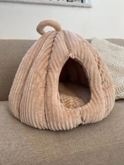 By Tiekeman Kattenmand Pompoen - Beige - Luxe Kattenmand - Kattenkussen - Anti Slip - 40x40x38 Cm 11 By Tiekeman Kattenmand Pompoen - Beige - Luxe Kattenmand - Kattenkussen - Anti Slip - 40x40x38 Cm -Kattenbenodigdheden 900x1200 18